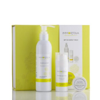 Set za njegu tijela se sastoji od tri proizvoda branda Immortella: kreme za ruke (50 ml), balzama za usne (15 ml) i losiona za tijelo (100 ml). Proizvodi su zapakirani u ekskluzivnu poklon kutiju.