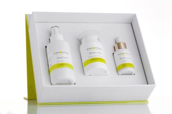 Set za njegu lica koji sadrži tri proizvoda.Slika otvorene poklon kutije sa kremom za lice (50 ml), tonikom za lice (100 ml) i serumom za lice (30 ml).