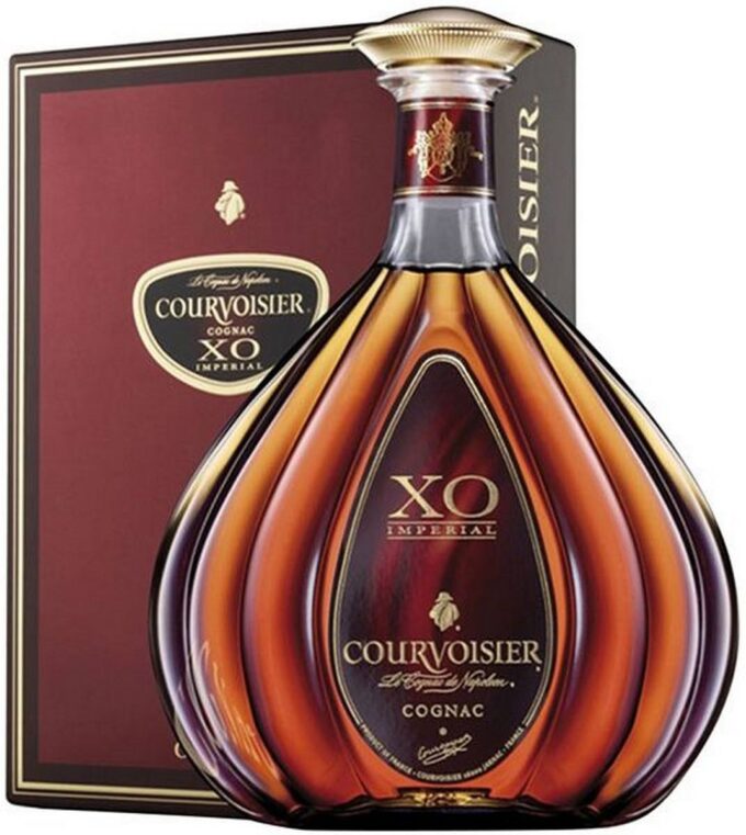 Coutvoisier XO Imperial Cognac u ekskluzivnoj boci u kruškastog oblika sa originalnim pakiranjem smeđe boje.