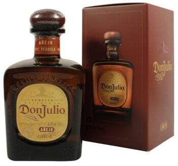 Tequila reserva Don Julio Anejo u maloj boci 0,7l tamno smeđe boje i originalnom pakiranju tamno smeđe boje.