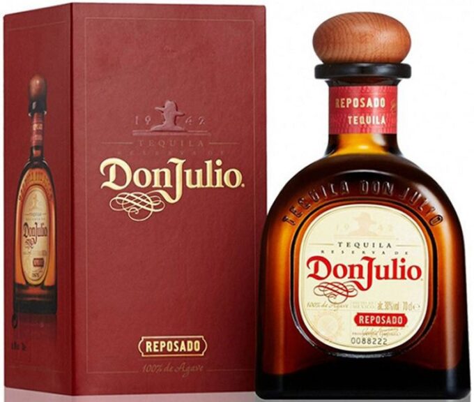 Tequila Reserva de Don Julio Reposado u maloj boci 0,7l tamno smeđe boje sa originalnim pakiranjem bordo crvene boje.