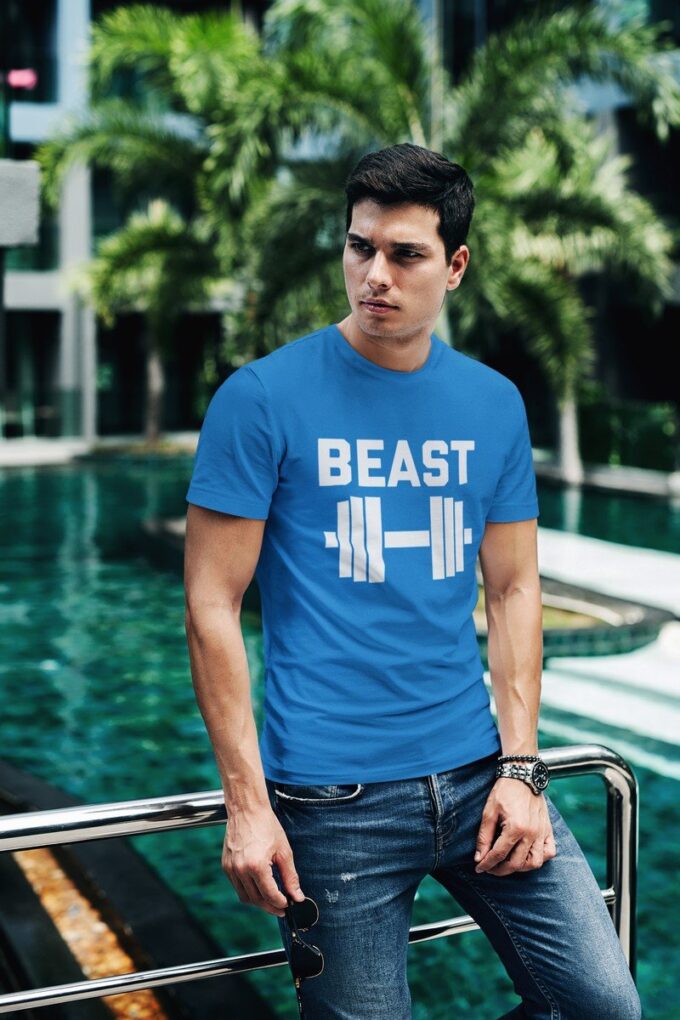 Plava muška majica sa bijelim natpisom.Beast