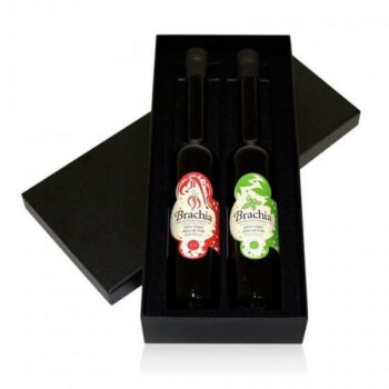 Dvije boce maslinovog ulja od 100 ml,obe dvije su u crnoj staklenoj boci i u crnoj poklon kutiji.