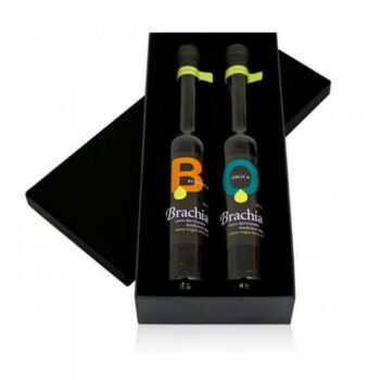 Dvije boce maslinovog ulja od 100 ml,obadvije su u crnoj staklenoj boci i u crnoj poklon kutiji.
