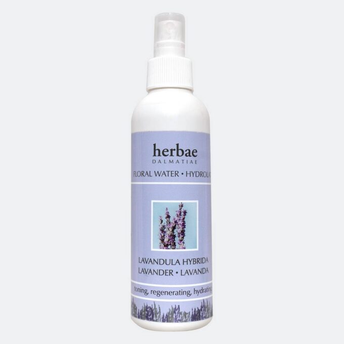 Bijela uzdužna bočica na kojoj je etiketa proizvodau u ljubičastoj boji na kojoj je otisnuta naziv proizvod(hidrolat lavande) slika lavande te amblem Herbae.