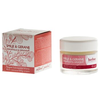 Kutijica od kreme smilje & geranij je bijele boje sa rozim amblemom ljekovitih biljaka i rozim slova sa nazivom proizvoda (smilje & geranij). Te staklena boćica sa etiketom proizvoda u kojoj se vidi sadržaj tj.krema od smilja i geranija.