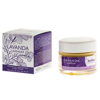 Kutijica od kreme sa lavandom je bijele boje sa ljubičastim amblemom ljekovitih biljaka i ljubičastim slova sa nazivom proizvoda (lavanda). Te staklena boćica sa etiketom proizvoda u kojoj se vidi sadržaj tj.krema od lavande.