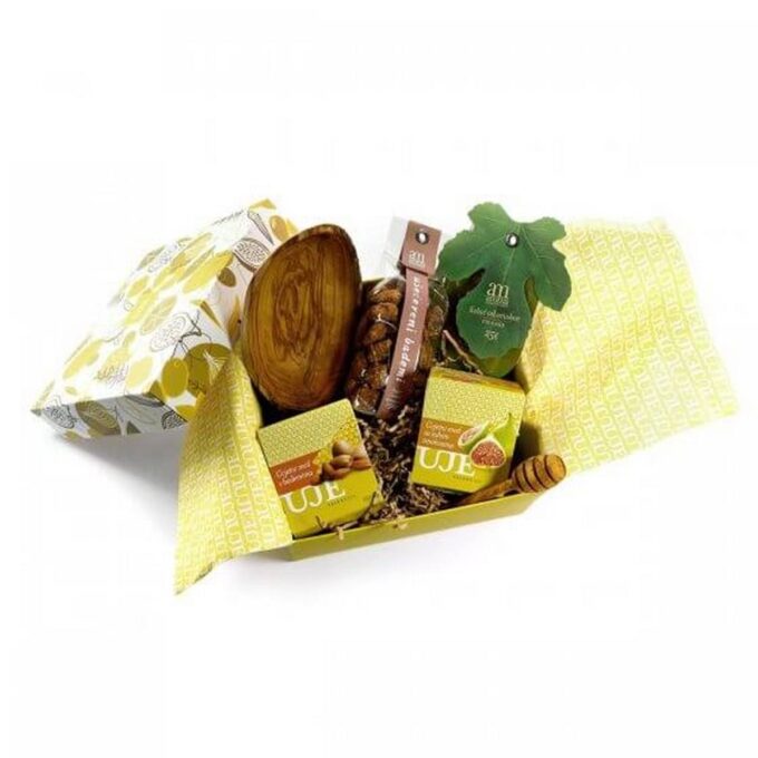 Poklon paket nkoliko vrsta meda,ušećereni bajami, drvena žlica za medi drvena posuda od masline