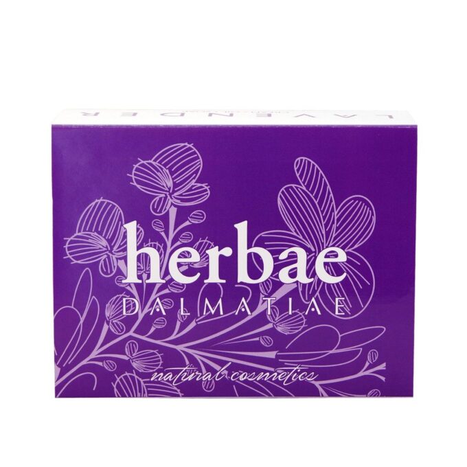 Luksuzno opremljena kutija u bijeloj i ljubičastoj boji. Na gornjem dijelu je otisnut motiv ljekovitog bilja,ime firme Herbae i ime proizvoda a to je lavanda.