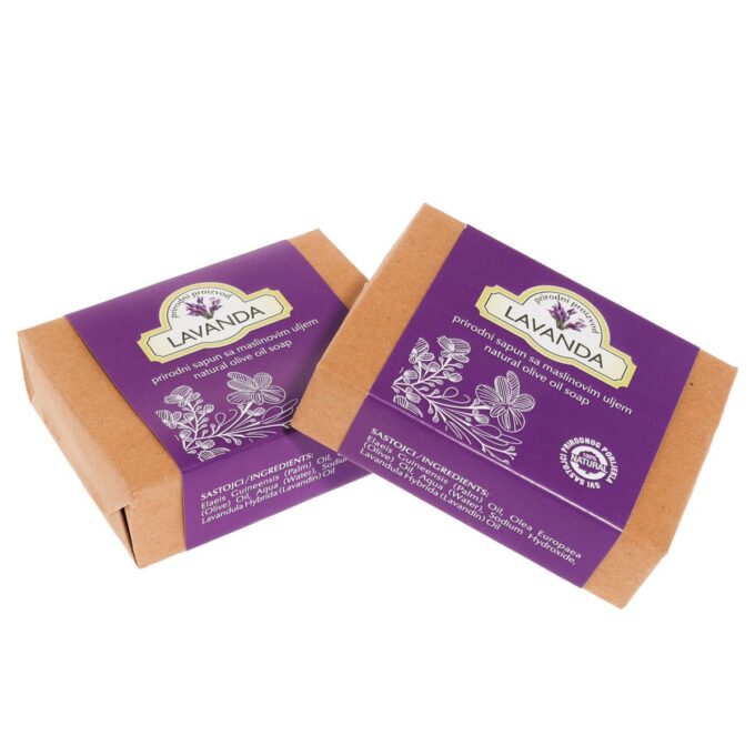 Ručno upakirani sapun. Papir kojim je upotrebljen za pakiranje sapuna je tamno bež boje te je na njemu još i ljubičasti omot na kojem je amblem Herbae sa nazivom proizvoda (sapun od lavande).