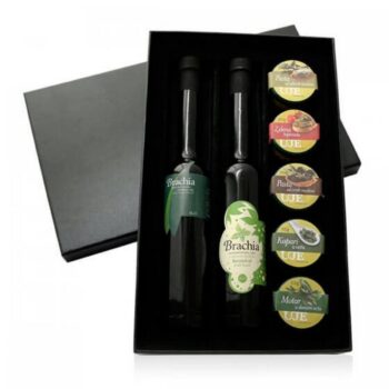Darovni paket u crnoj elegantnoj kutiji u kojoj je smještena boca ulja premium maslinovog ulja te aromatizirano ulje od bosiljka i pet slanih namaza.