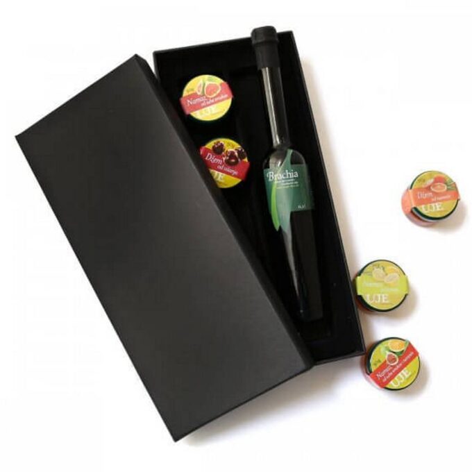 Darovni paket u crnoj elegantnoj kutiji u kojoj je smještena boca ulja i pet slatkih namaza.
