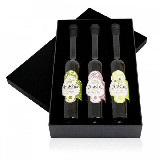 Tri boce maslinovog ulja od 100 ml,sve tri su u crnoj staklenoj boci i u crnoj poklon kutiji.