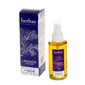 Kutijica za ulje od lavande koja je uzdužnog oblika u bijeloj i ljubičastoj boji.Na prednjem dijelu prevladava ljubičasta boja sa otisnutim biljkama bijele boje,amblemom Herbae i nazivom proizvoda (lavanda) ulje za kožu. Pored kutijice je prozirna uzdužna bočica na kojoj je etiketa proizvodau u ljubičastoj boji na kojoj je otisnuta motiv ljekovitog bilja,ime firme Herbae i ime proizvoda (lavanda) za njegu kože.