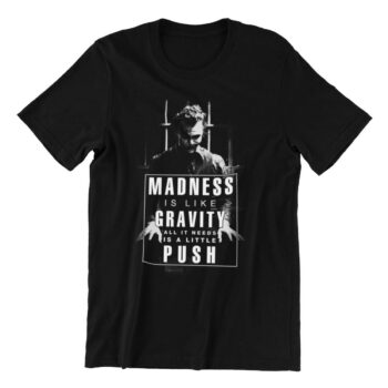 Crna muška majica sa slikom.