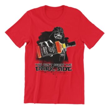 Crvena muška majica sa slikom.