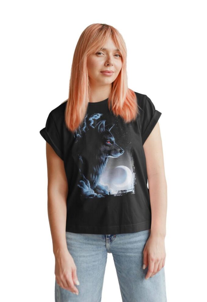 Model na kojem je crna majica sa otisnutim likom vuka.