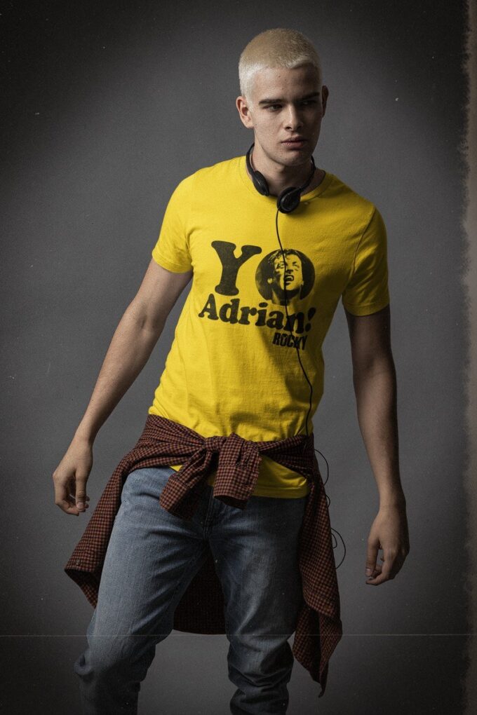 Žuta majica sa natpisom, Yo Adrian.