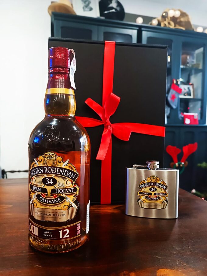 Personalizirana boca Chivas sa pljoskom u ukrasnoj crnoj poklon kutiji