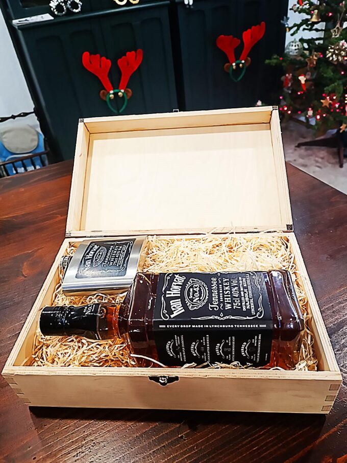 Personalizirana boca Jack Daniels sa pljoskom u drvenoj kutiji