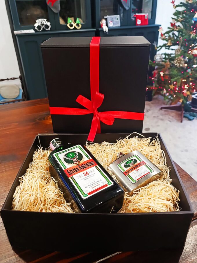 Personalizirani poklon paket Jagermaister i pljoska u ukrasnoj kutiji.