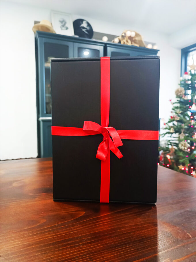 Poklon kutija crna sa crvenom mašnom