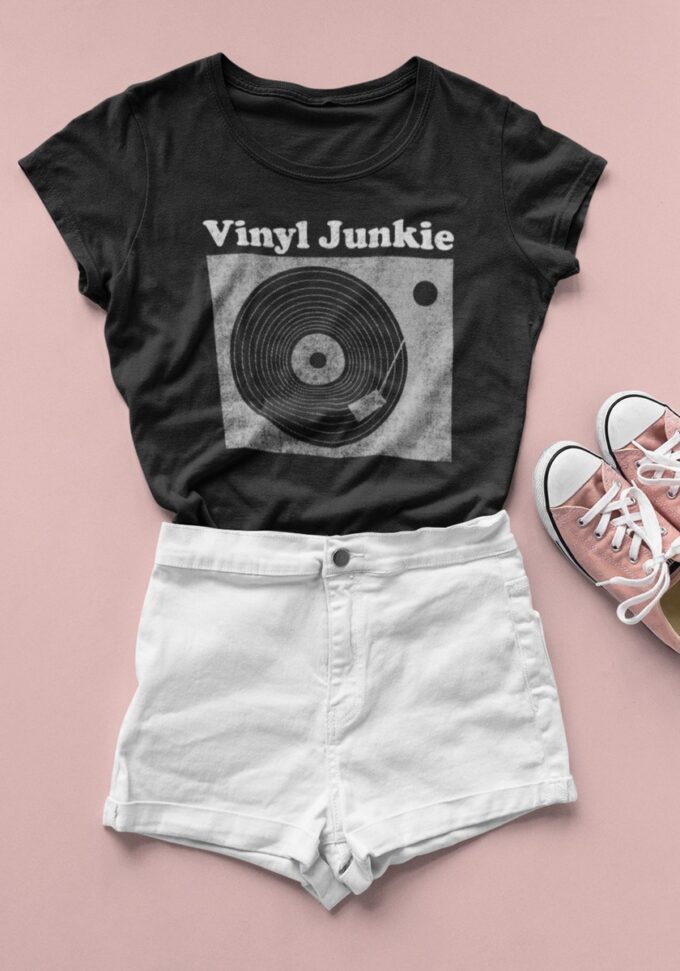 Ženska majica - Vinyl Junkie Majica za sve ljubitelje dobre glazbe, audiofile i kolekcionare vinyl ploča.