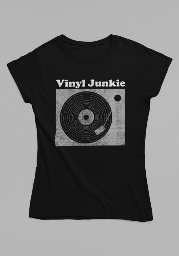Ženska majica - Vinyl Junkie Majica za sve ljubitelje dobre glazbe, audiofile i kolekcionare vinyl ploča.