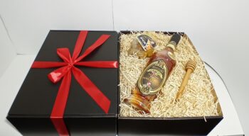 Poklon paket u kojem je liker od suhe smokve,med od omokvce i drvena žlica za med.