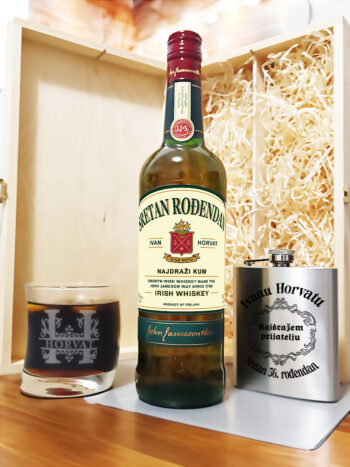 personalizirani poklon paket u drvenoj kutiji sa slamicom, boca Jameson 0,7l, čaša ,i gravirana pljoska