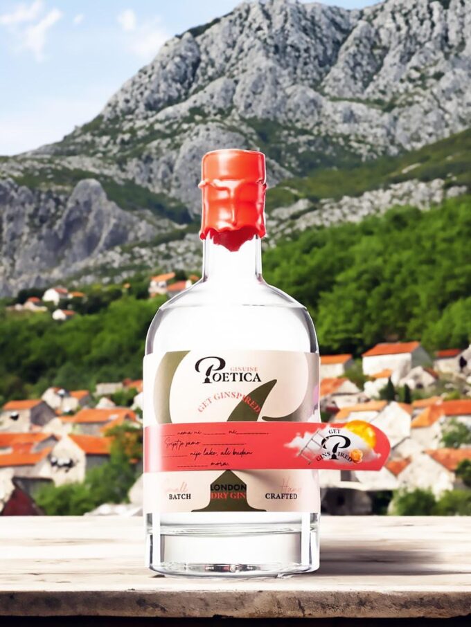 Poetica craft gin a u pozadini se nalazi grad Makarska i planina Biokovo