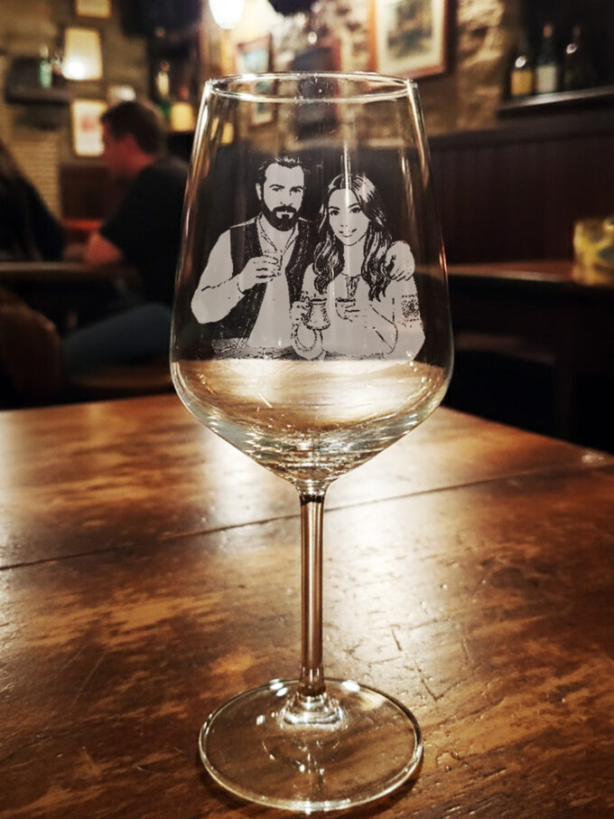 Čaša za vino sa graviranom slikom