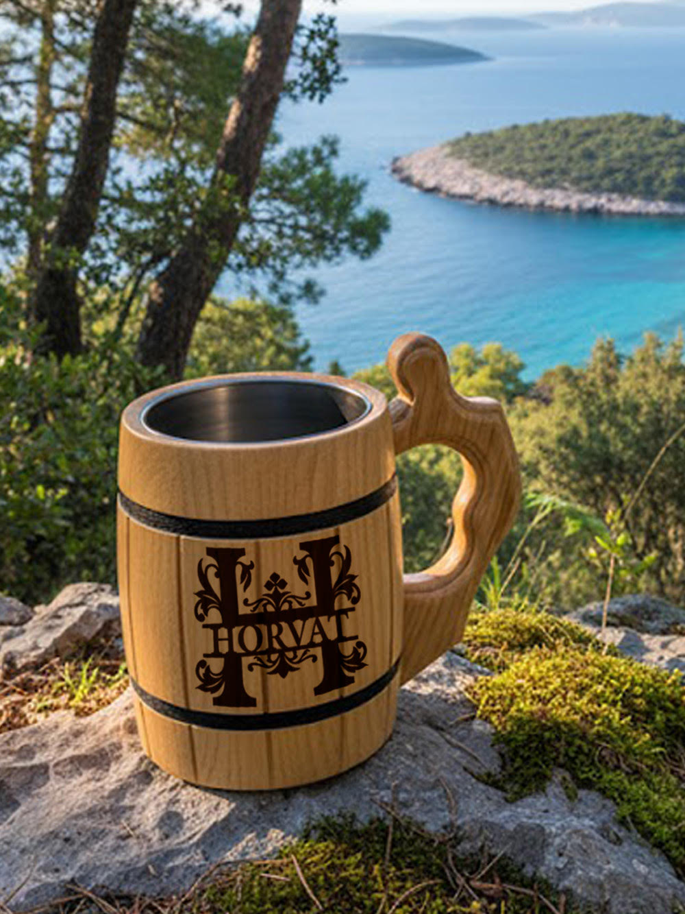 Bukara1 Personalizirana bukara od hrastovog drveta i umetkom od nehrđajućeg čelika.