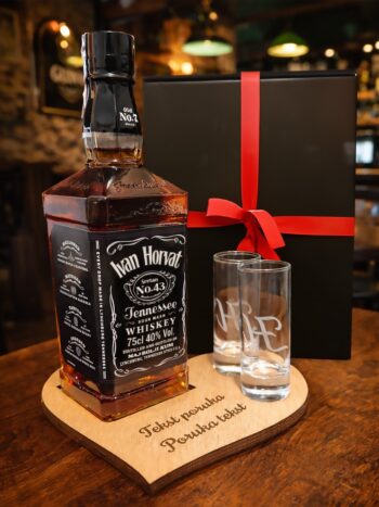 Personalizirani jack daniels 0,7l na stalku od drveta u obliku srca i dvije male čašice za žestoko piće.